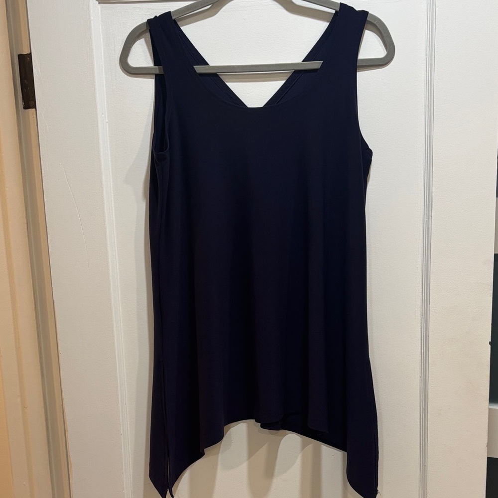 Sympli reversible tank.